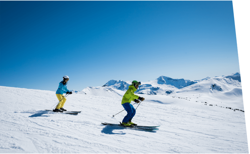 skieur alpin sur une piste bien damée